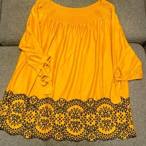 A Yellow & Navy Off the Shoulder women’s top 1x